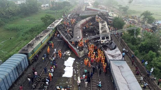 बंगळुरू-हावडा सुपरफास्ट एक्स्प्रेस, शालिमार-चेन्नई सेंट्रल कोरोमंडल एक्स्प्रेस आणि मालगाडीचा समावेश असलेल्या शुक्रवारी झालेल्या अपघातात २३३ हून अधिक जण ठार आणि ९०० हून अधिक जखमी झाले आहेत. (पीटीआय फोटो)