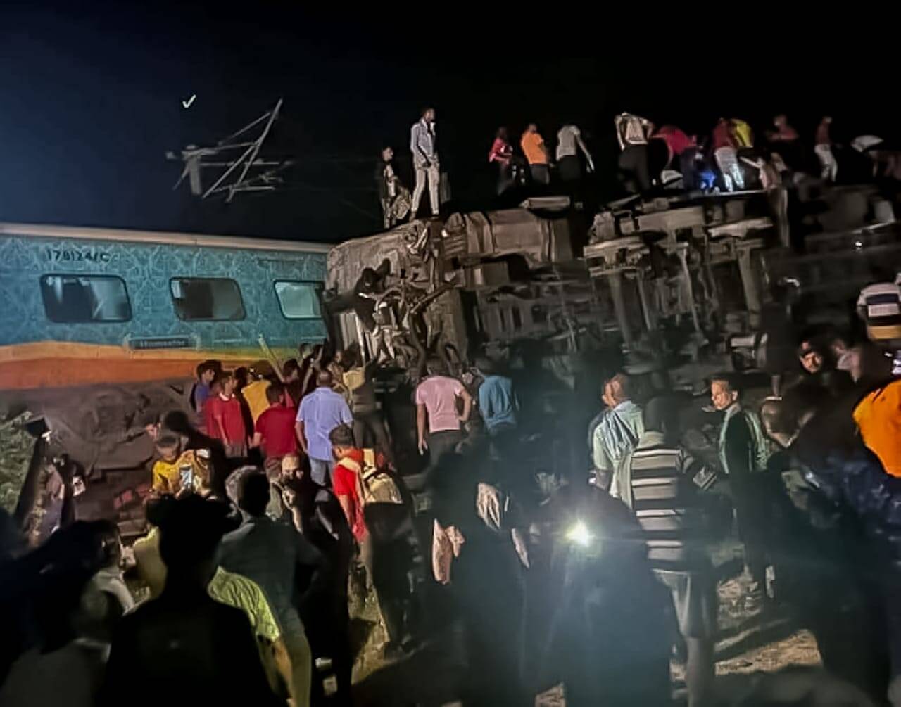 दुर्घटनास्थळावरील व्हिज्युअल्समध्ये मोडलेले ट्रेनचे डबे, एकावर एक पडलेल्या, जमिनीत रुतलेल्या अवस्थेत दिसत आहेत. (फोटो: पीटीआय)