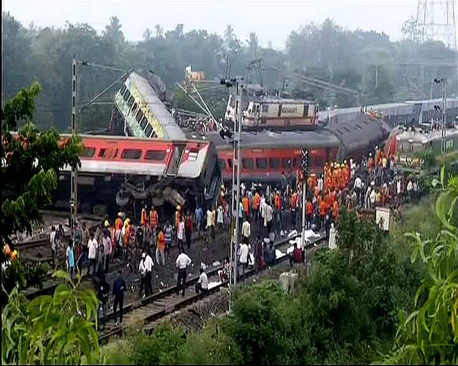 कोरोमंडल एक्स्प्रेसचा अपघात इतका भीषण होता की, या रेल्वेचे २१ डबे रुळावरून घसरले आणि ३ डबे तर थेट दुसऱ्या मार्गावर जाऊन पडले. (फोटो: पीटीआय)