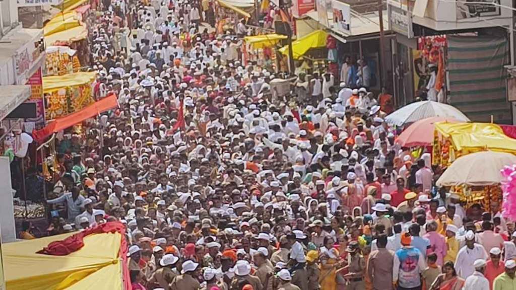 pandharpur wari large of devotees gathered for mauli darshan