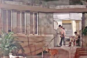 charni road hostel murder security guard entered student room through pipe
