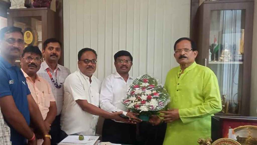 labor union leader suresh patil meet union minister shripad naik to resolved contract workers issue in jnpa