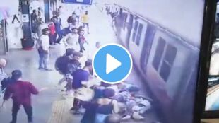 viral video of mumbai wadala local train
