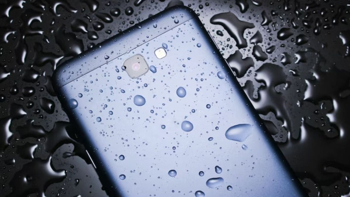 फोन पाण्यात पडल्यानंतर टेन्शन घेऊ नका, फक्त 'या' सोप्या स्टेप्स फॉलो