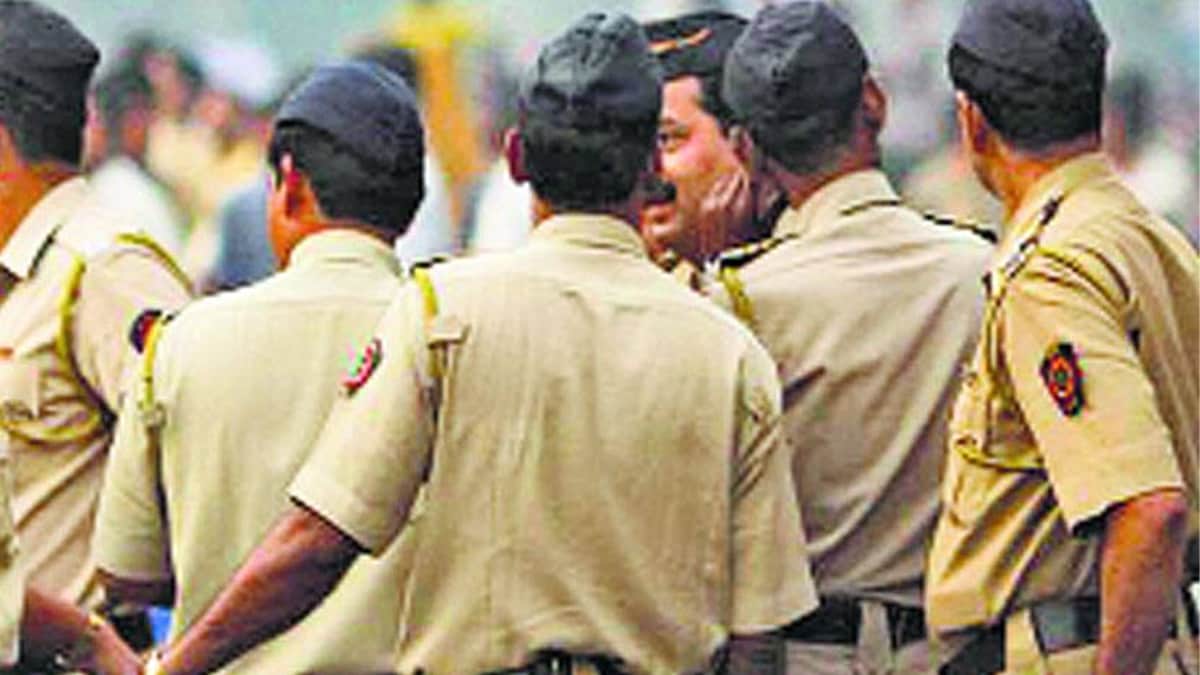 six suspects attack police special squad nashik