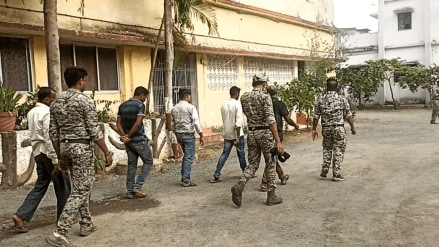 two policemen amgaon police station beaten up tractor drivers gondia