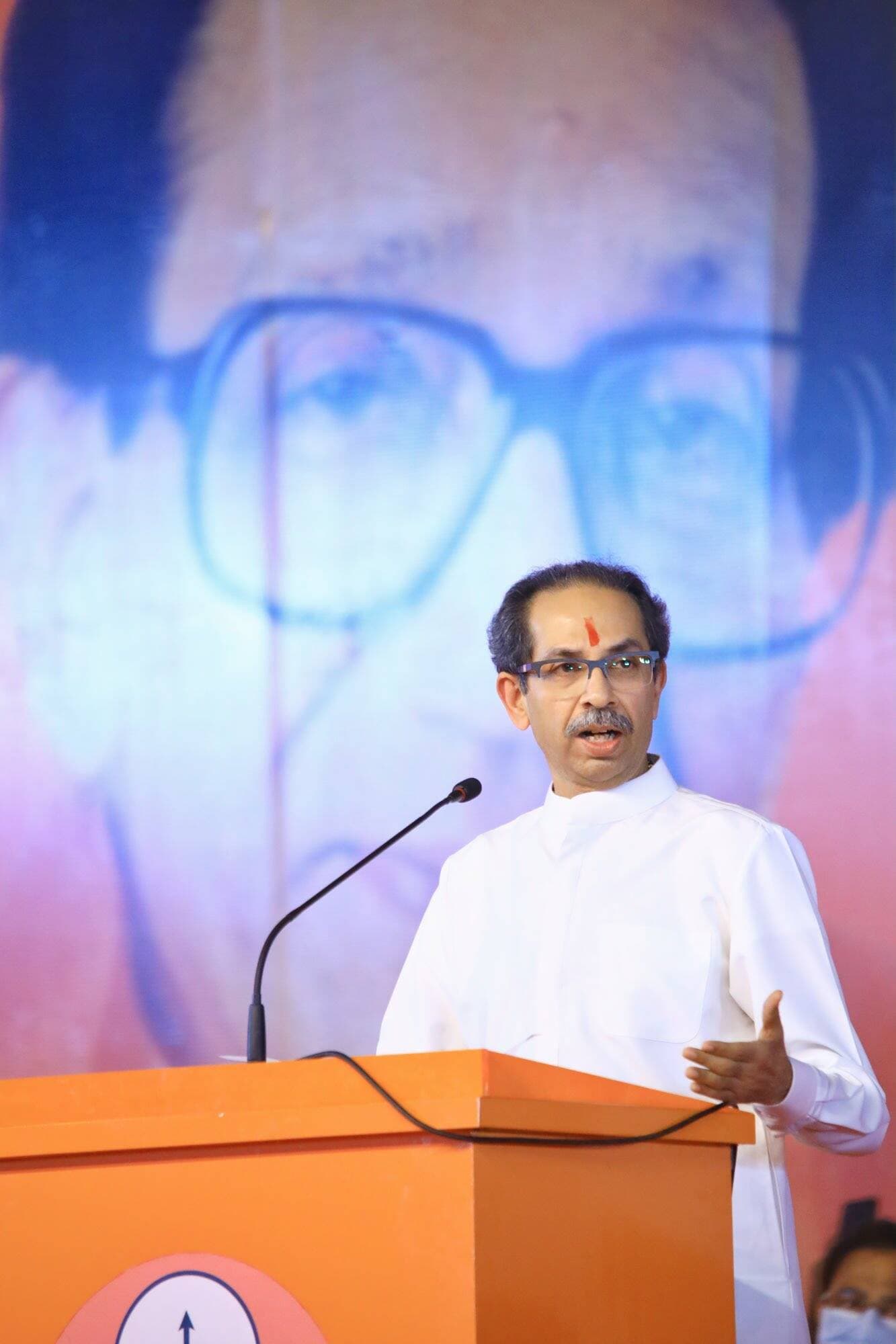 शिवसेनेला ५६ वर्षे झाली. ५६ वर्षातल्या बऱ्याच काही गोष्टी आजही मनात ताज्या आहेत. तो ५६ वर्षांपूर्वीचा शिवसेनेच्या स्थापनेचा तो क्षण. मी त्यावेळी जेमतेम सहा वर्षांचा होतो. माझ्यासमोर शिवसेनेच्या स्थापनेचा नारळ शिवाजी महाराज की जय म्हणून फुटला होता.