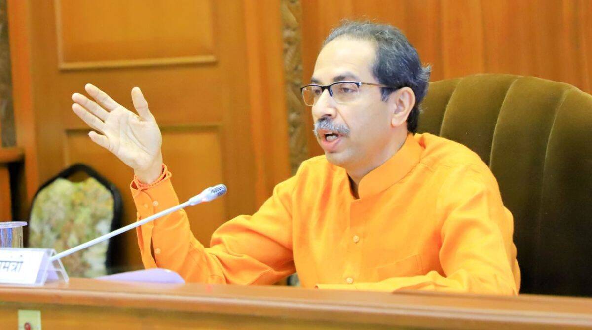 स्वतःसाठी स्वप्नं बघणं हे सगळ्यांसाठी असतंच, पण दुसऱ्यांसाठी स्वप्नं बघणं आणि ती स्वप्न साकारण्यासाठी झटणं, यालाच शिवसैनिक म्हणतात. तो शिवसैनिक आजही या सुभाष देसाई आणि दिवाकर रावते यांच्यामध्ये जिवंत आहे. शिवसेना प्रमुखांनी त्यांना ज्या ज्या वेळी जी जबाबदारी सांगितली, मागे पुढे न पाहता त्यांनी त्यात उडी मारली. तसंच ती जबाबदारी यशस्वी करुन दाखवली. मग तो आणीबाणीचा काळ असेल, मार्मिकच्या छपाईला बंदी होती. कुणी मार्मिक छापायला तयार नव्हतं. तो छापून घेणं आणि अक्षरशः हातगाडीवर मार्मिक ठेवून बुक स्टॉलपर्यंत नेणं असो.