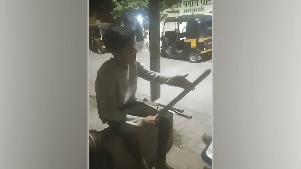 kalyan youth shared video carrying four sharp knives social media