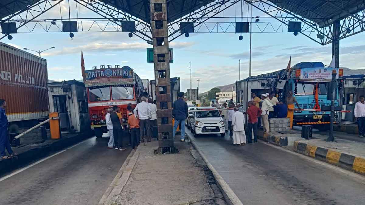 mess at anewadi toll plaza after blocking warkari