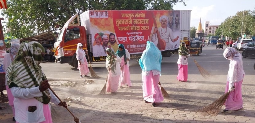 पुणे जिल्हापरिषदेकडून निर्मलवारीसाठी यंत्रणा सज्ज ठेवली असून जगद्गुरू संत तुकाराम पालखी सोहळा पंढरीकडे मार्गस्थ झाल्यानंतर देहू नगरीतील रस्त्यासंची त्वरीत स्वच्छता करण्यात आली. १४ टन ओला कचरा व इतर कचरा, तसेच ६५० किलो प्लास्टिक कचरा संकलित करण्यात आला. (फोटो - Info Pune ट्विटर)