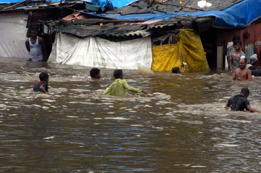 मुंबईत एवढा मुसळधार पाऊस कोसळणार आहे, याचा अंदाज तेव्हा हवामान खात्यालाही आला नव्हता. (फोटो - इंडियन एक्स्प्रेस)