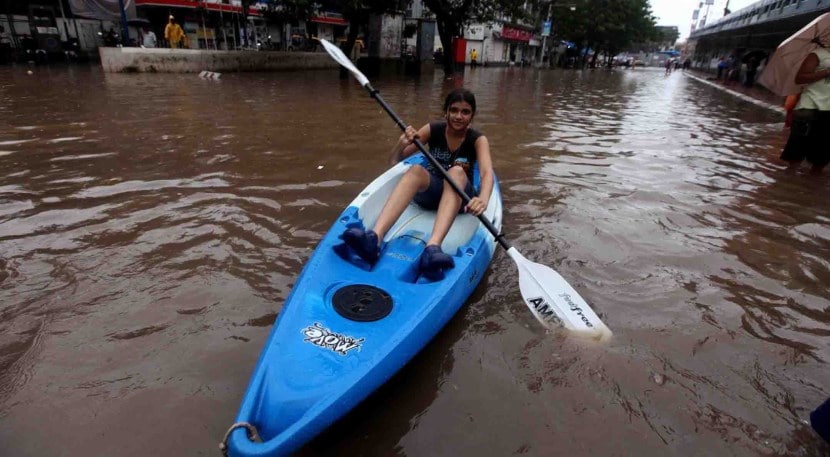 अनेक वस्त्यांमध्ये पाणी शिरल्याने बचावकार्यासाठी बोटींचा वापर करण्यात आला होता. (फोटो - इंडियन एक्स्प्रेस)