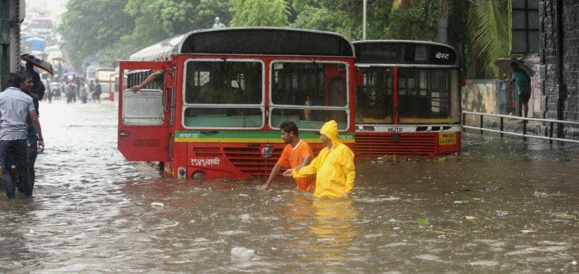 हा पाऊस इतका भीषण होता की, कामानिमित्त घराबाहेर पडलेल्या अनेकांना घर गाठायला दोन दिवस लागले. (फोटो - इंडियन एक्स्प्रेस)