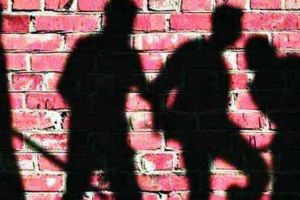 विसर्जन मिरवणुकीत दोन गटांत हाणामारी; २० जणांविरुद्ध गुन्हा Beaten