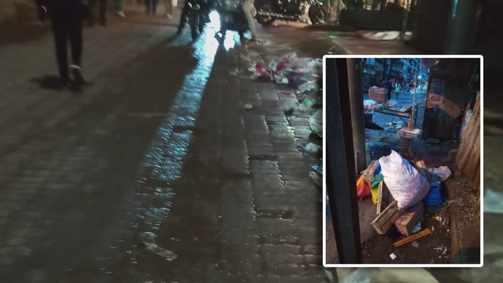 Garbage on road by hawkers in Dombivli