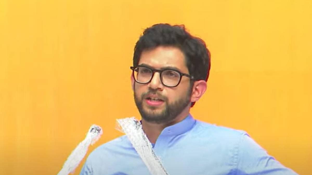 मुंबईतील शाखेवर करण्यात आलेल्या कारवाईवरून शिवसेना ( ठाकरे गट ) आदित्य ठाकरे यांनी महापालिका अधिकाऱ्यांना इशारा दिला आहे. ज्या दिवशी सरकार येईल. तेव्हा त्यांच्यावर बुलडोझर चालवल्याशिवाय राहायचं नाही, असं आदित्य ठाकरे म्हणाले आहेत.