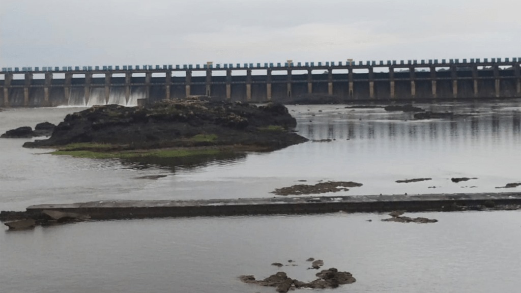 opening 10 gates hatnur dam one meter increased water level tapi river dhule