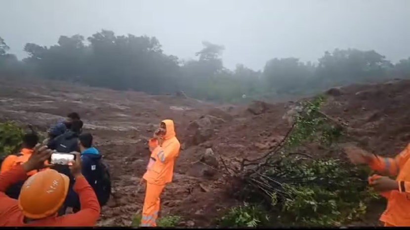 रात्री उशिरापर्यंत वाहतूक हळूहळू पूर्वपदावर येत असल्याने नागरिक निश्चिंत झाले. एका बाजूला अशी परिस्थिती असताना कोकणातही पावसाने जोर धरला होता.