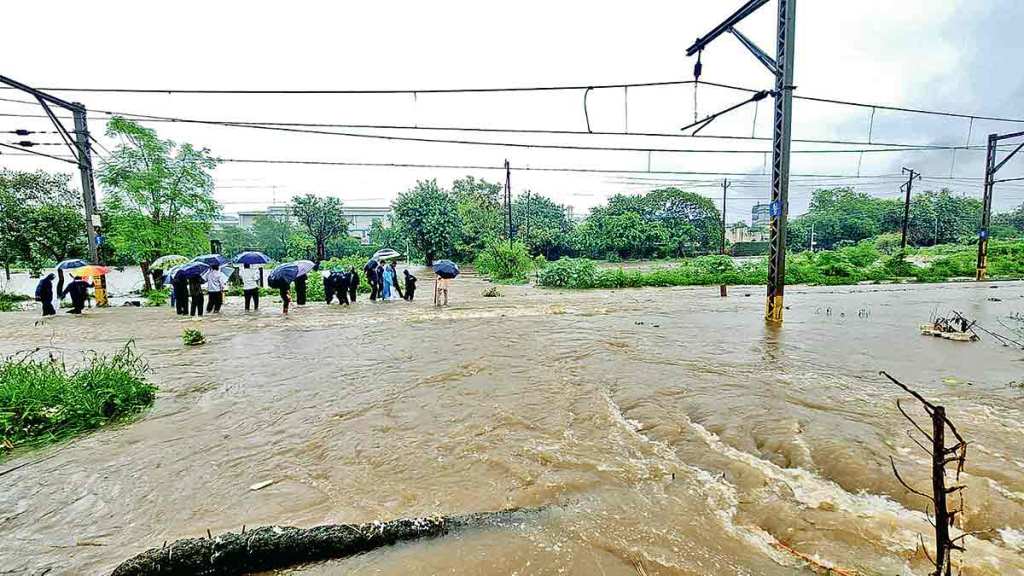 heavy rain disrupted normal life in mumbai thane area