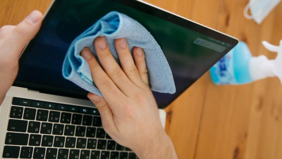 How to Clean Laptop Screen लॅपटॉप कसा स्वच्छ करावा? 'या' टिप्स वापरुन