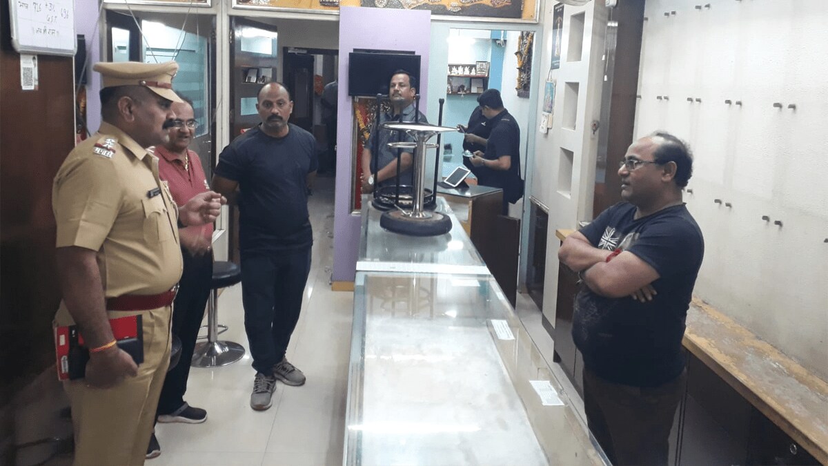 sarafi pedhi robbed goods worth 1 crore stolen dhule