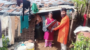 people living collapsing houses organization yuva parivartan free tarpaulins hundreds families wardha