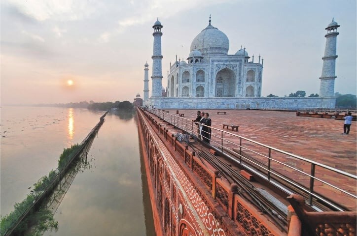 उत्तर प्रदेश स्थित आग्र्यातील ताजमहालला युनेस्कोच्या जागतिक वारसा स्थळांच्या यादीत स्थान मिळाले आहे. यंदा मान्सूनच्या तडाख्याने राज्यातील अनेक जिल्हे जलमय झाले आहेत.