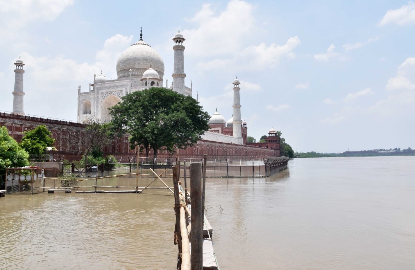 “सध्या आग्रा येथे यमुना नदी ४९८ फूट पातळीवरून वाहत आहे. कमी पुराची पातळी ४९५ फूट तर मध्यम पातळी ४९९ फूट आहे. येत्या काही दिवसांत पुराचे पाणी ५०० फूट ओलांडू शकते,” असे एका सरकारी अधिकाऱ्याने सांगितले, इंडियन एक्स्प्रेसने मंगळवारी वृत्त दिले.