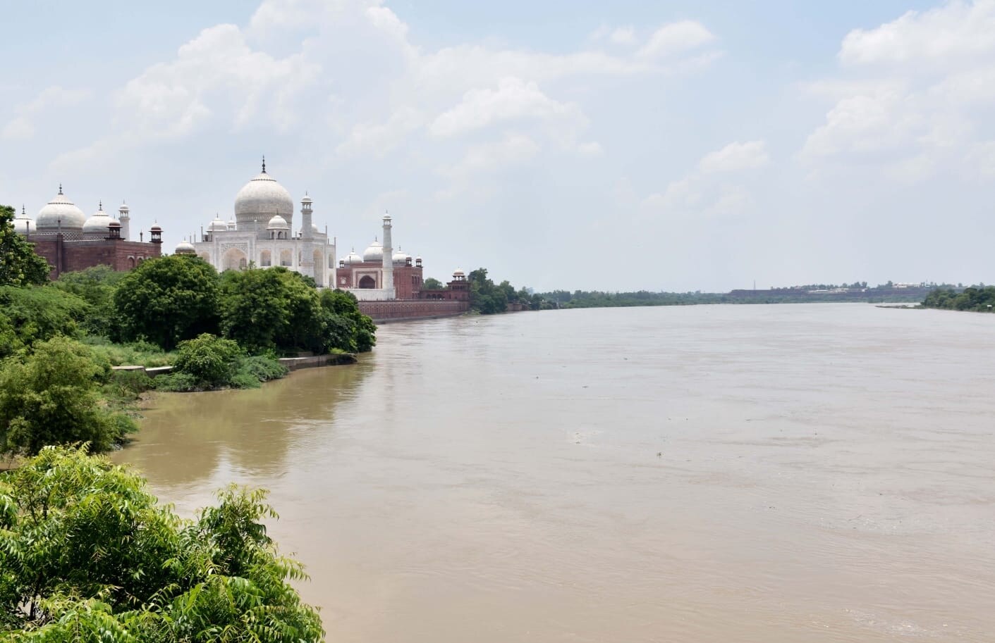 या ऐतिहासिक वास्तूची देखभाल करणाऱ्या भारतीय पुरातत्व सर्वेक्षण विभागाच्या (एएसआय) अधिकाऱ्यांनी सांगितले की, पुराचे पाणी स्मारकात जाण्याची शक्यता कमी आहे.