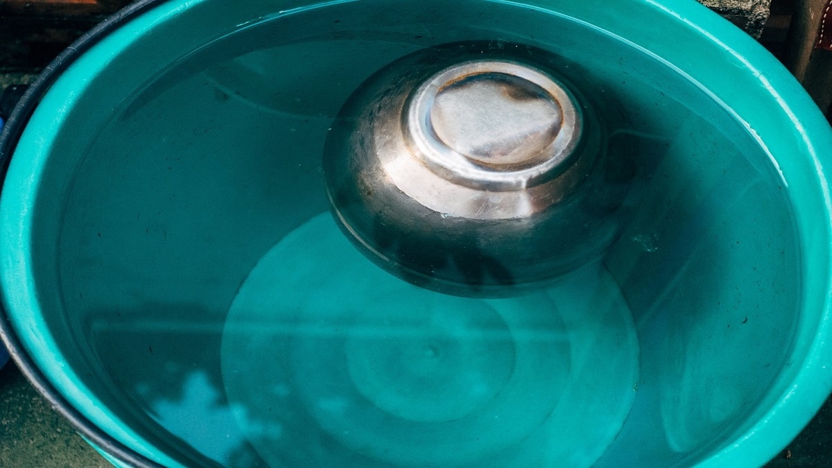 पुणे पतीच्या अंगावर ओतले उकळते पाणी...'हे' कारण woman poured