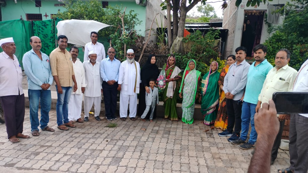 65-year-old woman honoured muslim brothers completed Pandharpur Wari