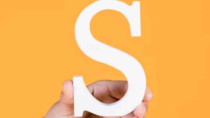 ज्या व्यक्तींचे नाव S या अक्षरापासून सुरू होते, त्या व्यक्तींचे आयुष्य खूप संघर्षमय असते; पण शेवटी या व्यक्ती यश मिळवतात. हे लोक खूप जास्त बुद्धिमान असतात. (Photo : Freepik)