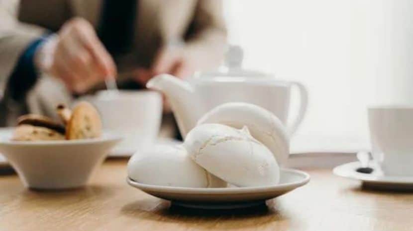 शुगर फ्री बिस्किटेसुद्धा खाताना विशेष काळजी घेणे गरजेचे आहे. कारण शुगर फ्री बिस्किटांमध्ये aspartame आणि sucralose सारखी आर्टिफिशिअल साखर असते, जी आपल्या मेटाबोलिझमवर परिणाम करते. याशिवाय चहात बुडवून बिस्किटे खाल्ली तर तुमची रक्तातील साखरेची पातळीही वाढू शकते. (Photo : Pexels)