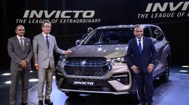 Maruti Suzuki Invicto चार रंगात येते. यात मॅजिक सिल्व्हर, स्टेलर कांस्य, नेक्सा ब्लू आणि मिस्टिक व्हाइटचा समावेश आहे.