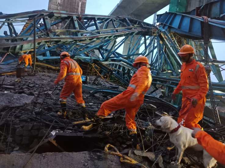 NDRF च्या दोन टीम घटनास्थळी पोहचल्या असून मदतकार्य युद्धपातळीवर सुरू आहे. घटनास्थळी मंत्री दादा भूसे यांनी घटनास्थळी पोहचत आढावा घेतला असून दुर्घटनेची चौकशी केली जाणार असल्याच स्पष्ट केलं आहे.