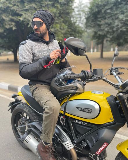त्याच्या कार कलेक्शनमध्ये ऑडी ए६, बीएमडब्ल्यू ५ सीरीज कार, मर्सिडीज बेंझ-एस क्लास यासह अनेक वाहने आहेत.