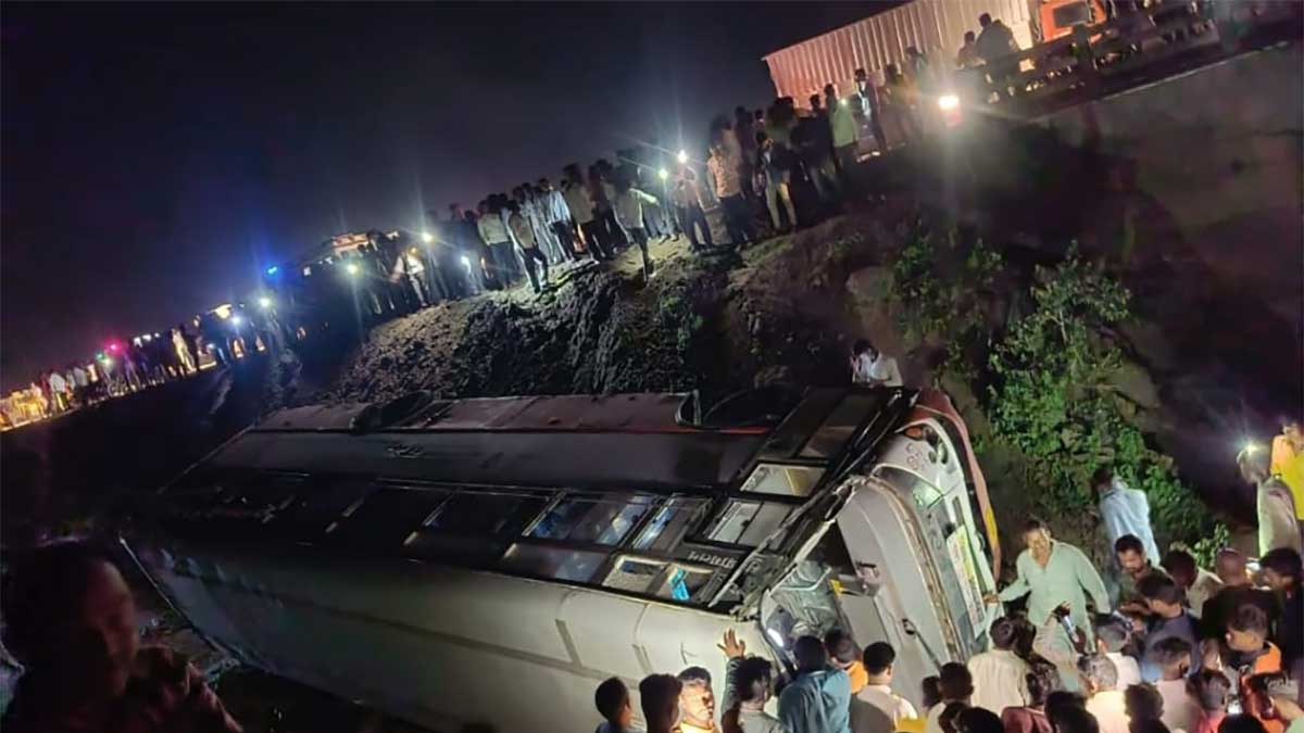 bus overturns in jalna