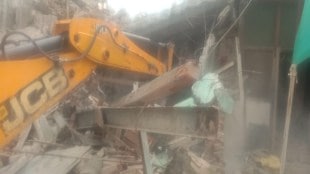 dilapidated building collapsed in chhatrapati shivaji maharajnagar area of jalgaon city