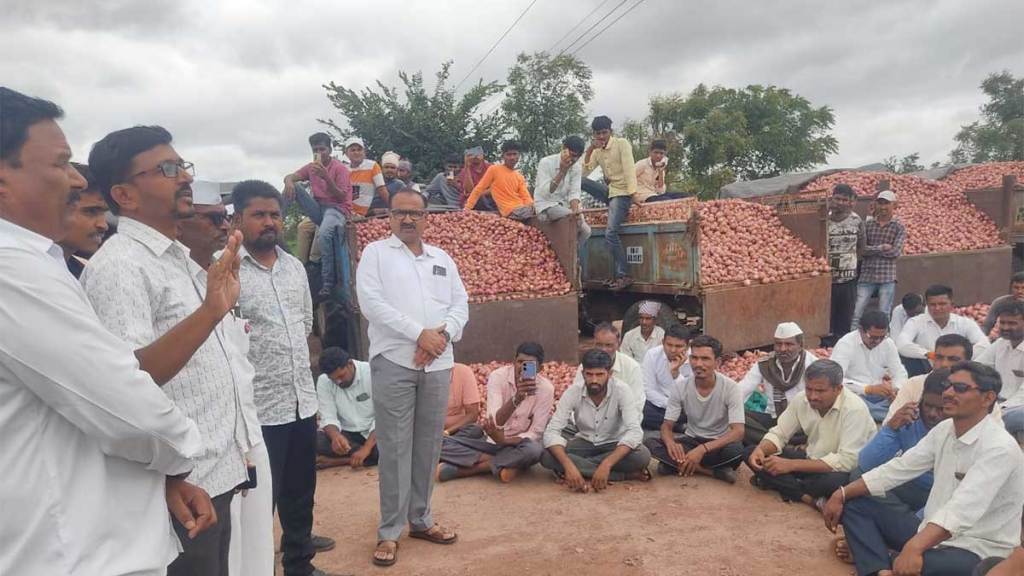 farmers protest in deola bazar samiti and stopped onion auction