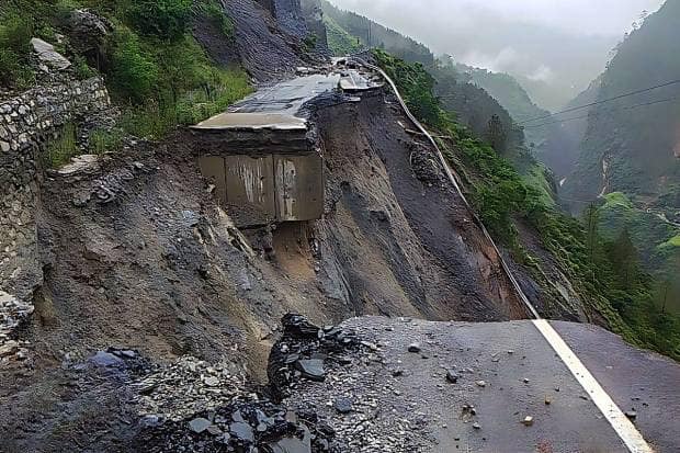 चमोली जिल्ह्यातील भानेरपाणी पिपळकोटीजवळील बद्रीनाथ राष्ट्रीय महामार्गावरील रस्त्याचा काही भाग अतिवृष्टीमुळे वाहून गेला. (पीटीआय फोटो)