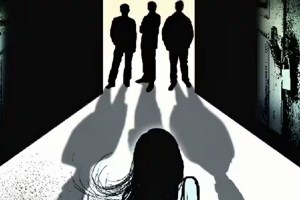 धक्कादायक! महिलेला निर्वस्त्र करुन मारहाण, मूत्र प्राशन करण्यासाठीही बळजबरी Woman Beten