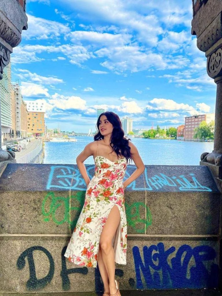 Janhvi Kapoor Janhvi Kapoor latest photos | Janhvi Kapoor movies | Janhvi Kapoor instagram