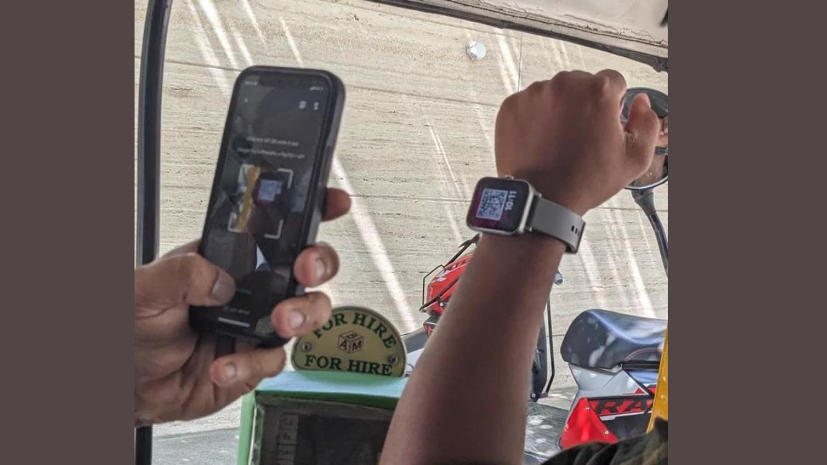 auto driver shows qr code on smartwatch for payment to passenger in bengaluru viral pic