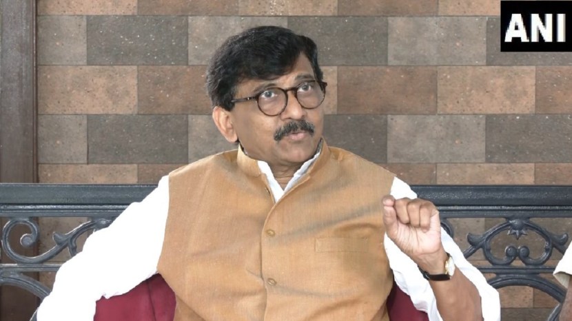 ठाकरे गटाचे प्रवक्ता आणि राज्यसभेचे खासदार संजय राऊत नियमित पत्रकार परिषद घेऊन सत्ताधाऱ्यांवर निशाणा साधतात. नियमित विविध विषयांवरून ते सरकारला धारेवर धरतात. इंडिया आघाडीची बैठक आज (३१ ऑगस्ट) मुंबईत होत आहे. या निमित्ताने अनेक राज्यातील नेते मुंबईत दाखल झाले आहेत. या सर्व पार्श्वभूमीवर संजय राऊतांनी गेल्या १० दिवसांत सरकारवर कशी टीका केली आहे, त्याचा आजच्या बैठकीत काय परिणाम पाहायला मिळणार आहेत ते पाहुयात.