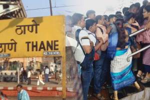 stampede fear at thane railway station due to narrow staircase on station