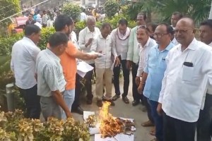 नागपूर करार विदर्भावरील अन्यायाचे प्रतीक – ॲड. वामनराव चटप; विराआंस समितीने केली नागपूर कराराची होळी nagpur agreement burned in chandrapur, vidarbha state movement committee, vidarbha state movement committee
