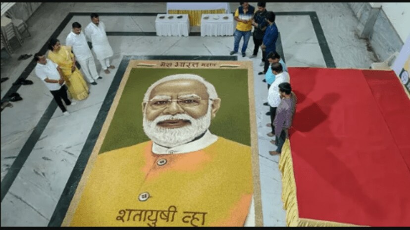 पुण्यातील कालिका माता मंदिरात लोकांनी धान्यापासून त्यांचे चित्र बनवून पंतप्रधान मोदींना वाढदिवसाच्या शुभेच्छा दिल्या. (पीटीआय फोटो)