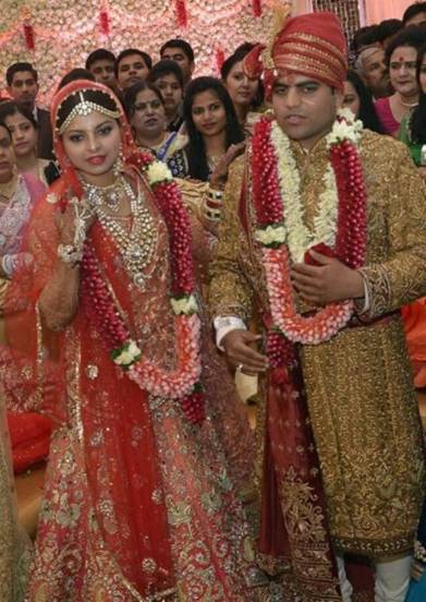 अखिलेश यादव यांचे पुतणे तेज प्रताप सिंह हे लोकसभेचे खासदार राहिले आहेत. २६ फेब्रुवारी २०१५ रोजी लालू प्रसाद यांची धाकटी मुलगी राजलक्ष्मी यादव हिच्याशी त्यांचा विवाह झाला होता.