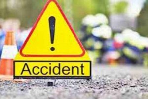 नागपूर : भरधाव कारची दुचाकीला धडक, युवक उड्डाण पुलावरून खाली पडला speeding car hit two wheeler nagpur